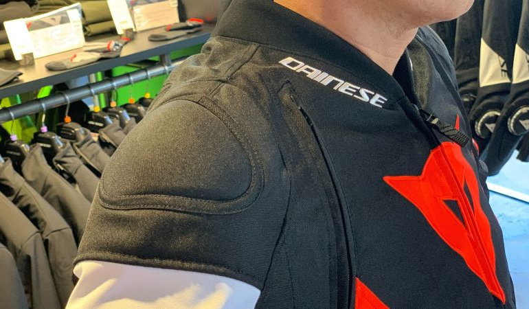ダイネーゼのテキスタイルジャケット『AVRO 5 TEX JACKET』の機能性を